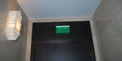 2. Aplica plexi cu bec LED cald si prolight evacuare LED verde - Hotel Epoque Bucuresti